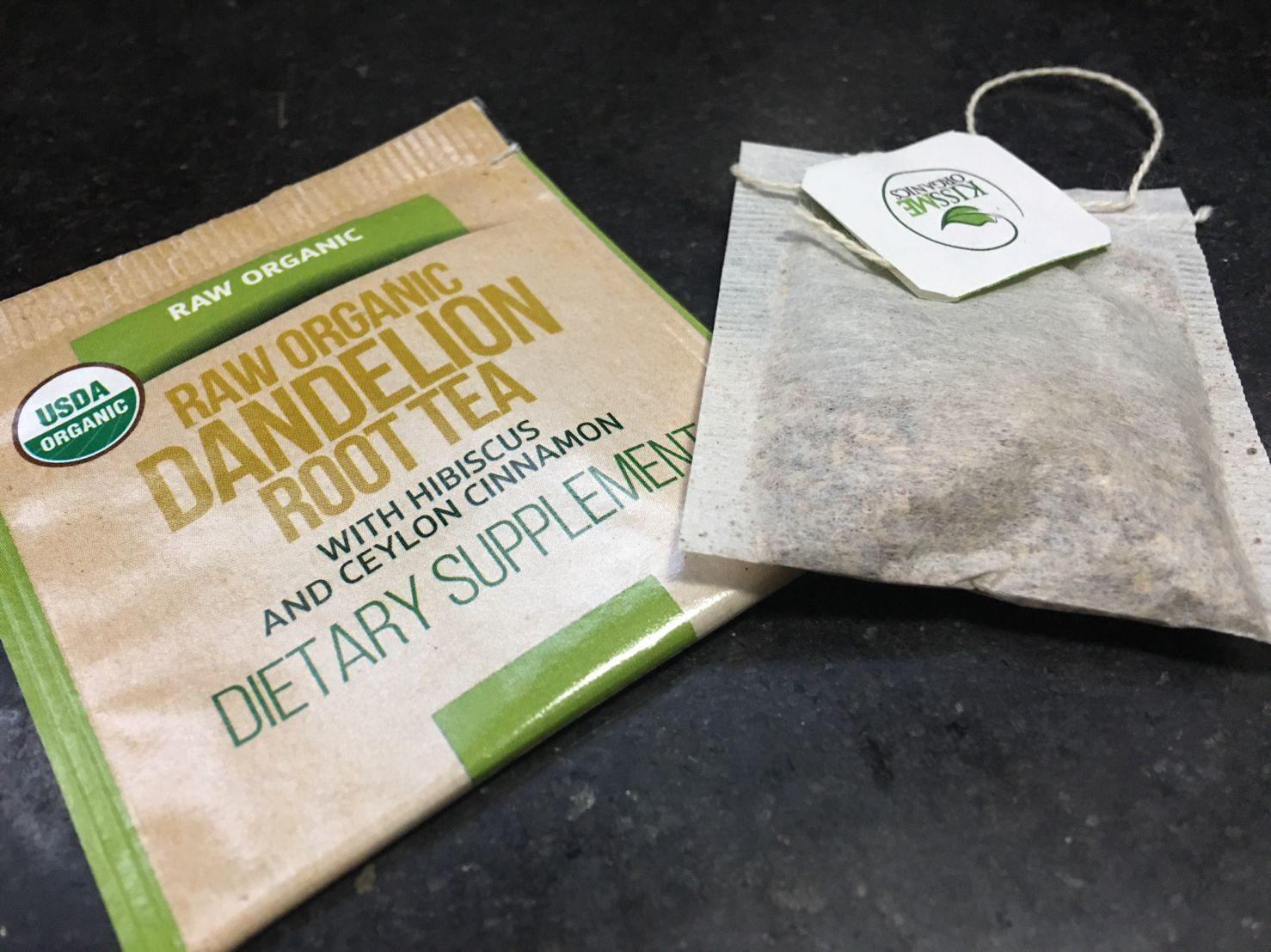 生的有机蒲公英根茶与木槿和锡兰肉桂。Raw Organic Dandelion Root Tea with Hibiscus and Ceylon Cinnamon